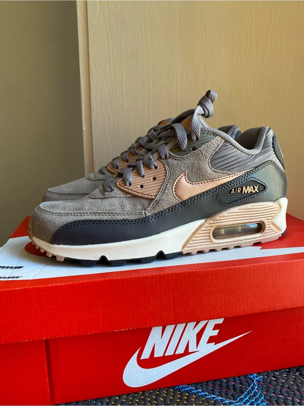Nike Women’s Air Max 90 Bronze Size 7.5